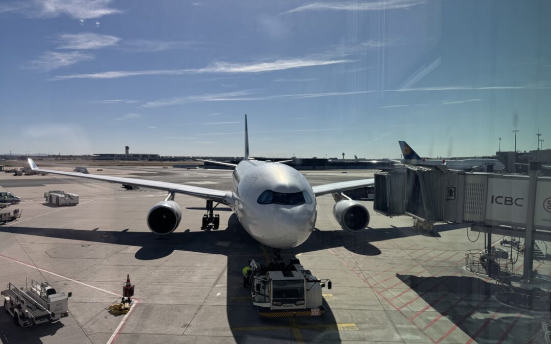 Flug 4Y 074 Boarding soon