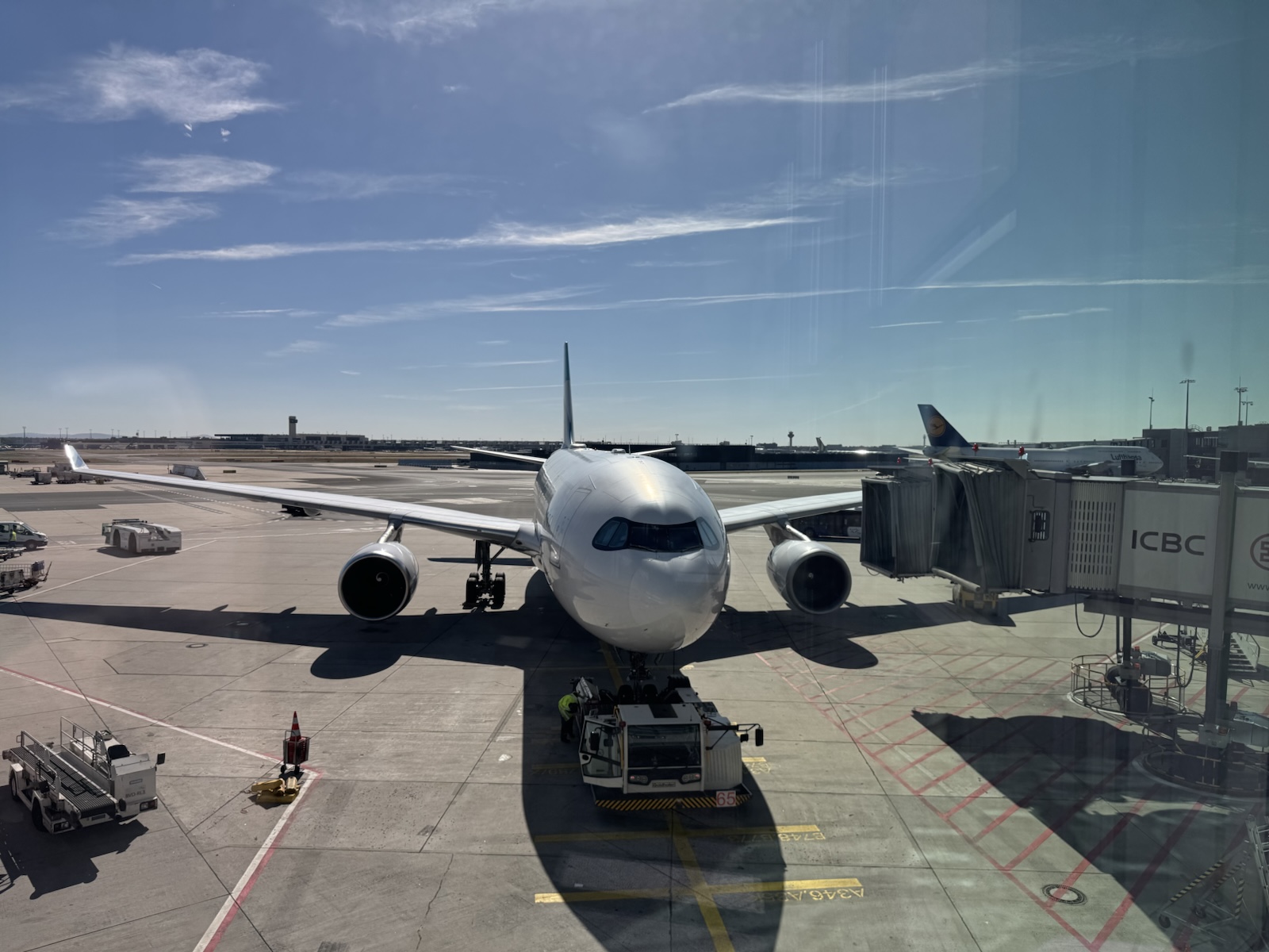 Flug 4Y 074 Boarding soon